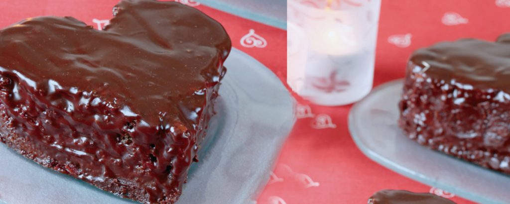 Κέικ-καρδιές σοκολάτας με γέμιση κρέμα φραγκοστάφυλο