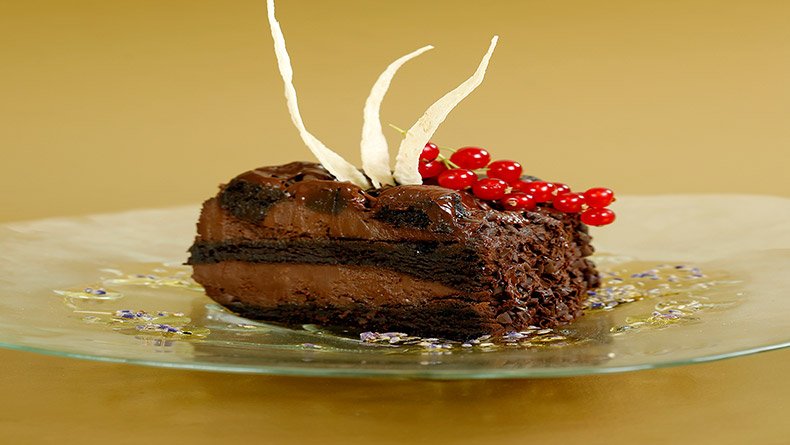 Κέικ μαύρης σοκολάτας και σος μέλι-λεβάντα
