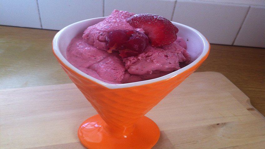 Παγωτό γιαούρτι με κόκκινα φρούτα