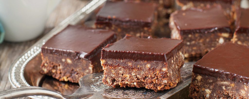 Σοκολατένια τετράγωνα με μπισκότα και ξηρούς καρπούς