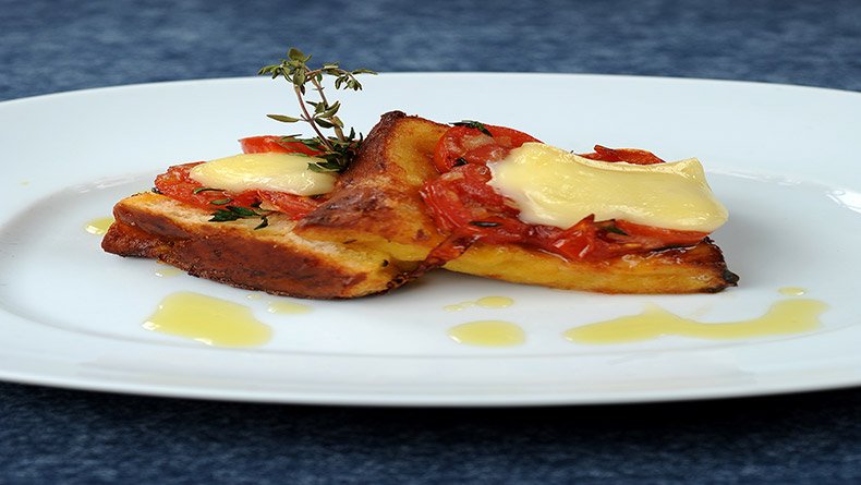 Τοστ μπριός παρμεζάνας με τυρί Ταλέτζιο και ντοματίνια