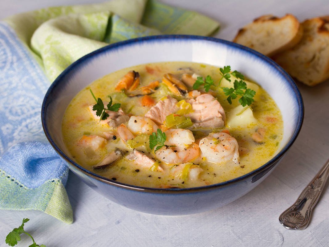 Ψαρόσουπα με ούζο σε στιλ αμερικάνικου τσόουντερ (Chowder) Χρυσές