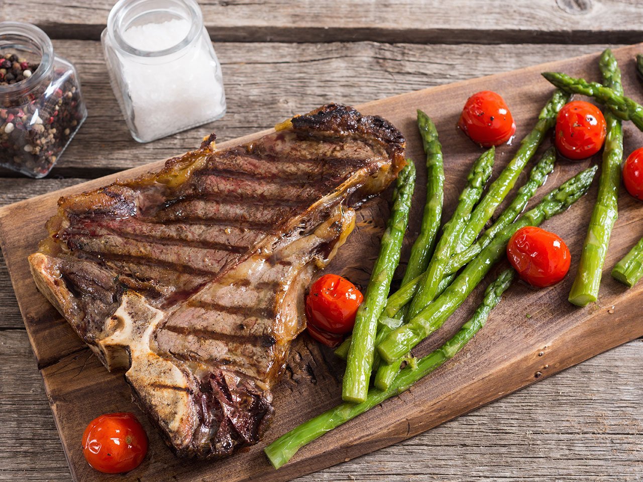 Grilled T Bone Steak With Asparagus And Cherry Tomatoes