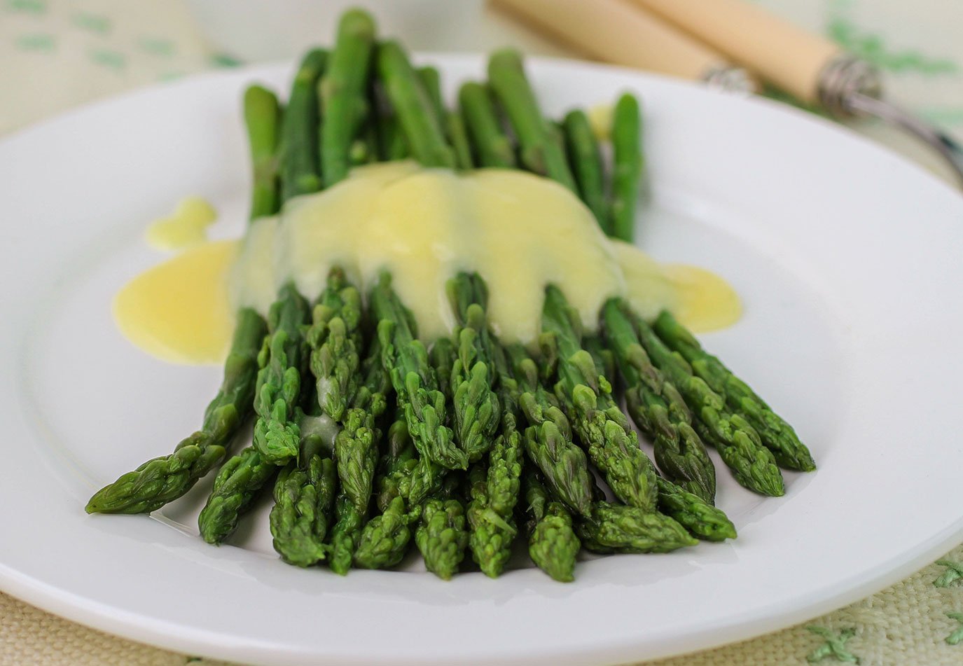 Freshly Cooked Green Asparagus With Hollandaise Sauce