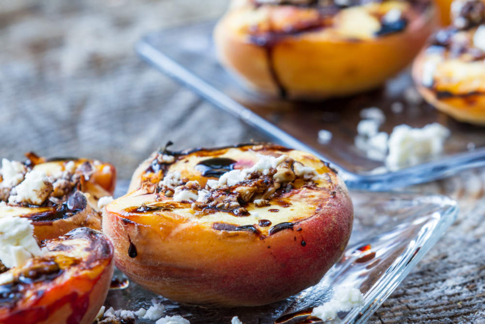 Ψητά ροδάκινα με μέλι και τυρί